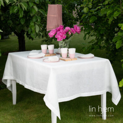 Hullmønstret lin duk i hvit.