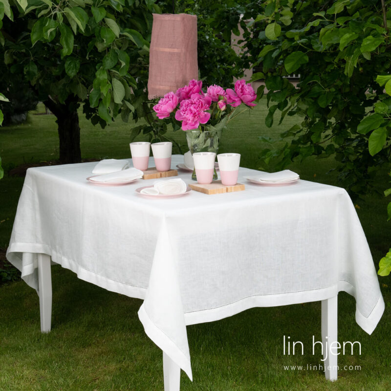 Hullm&oslash;nstret lin duk i hvit.