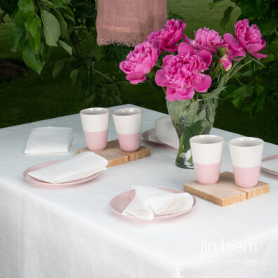 Hvit lin duk med hullmønster.