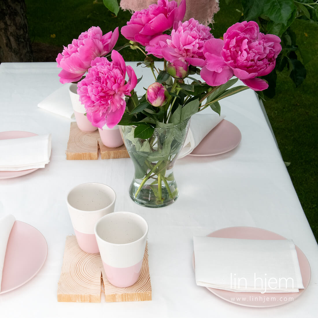 Hullmønstret lin duk i hvit farge.