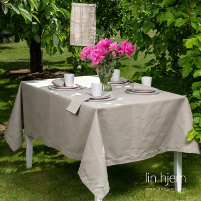 Grå lin duk med hullmønstrete kanter.