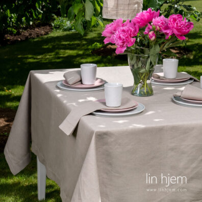 Hullmønstret lin duk i grå farge.