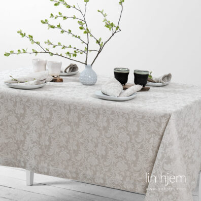 Grå linduk med blomster mønster.