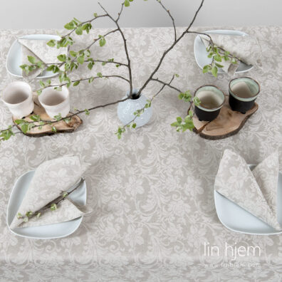 Blomster mønstret linduk i grå farge.