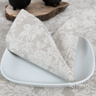 Blomstret linserviett i grå farge.