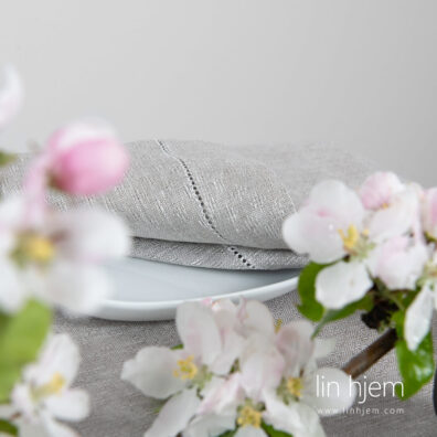 Hullmønstrett lysegrå linserviett.