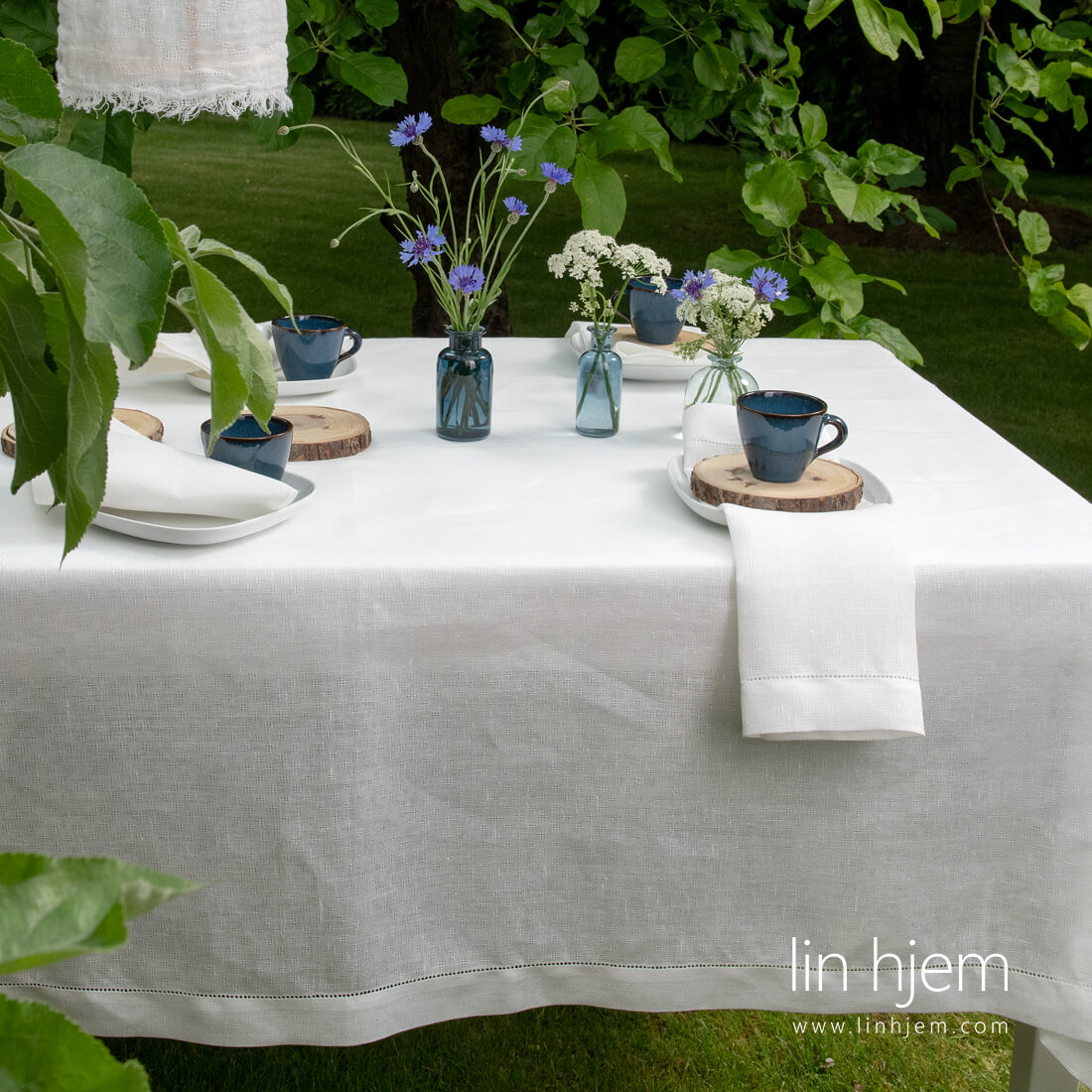 Hullmønstret hvit linduk.