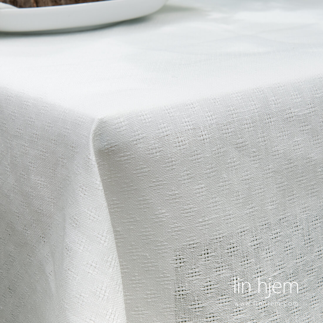 Linduk i hvit med hullmønster.