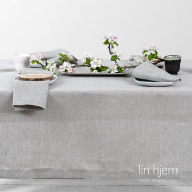 Hullmønstret linduk i lys grå farge.