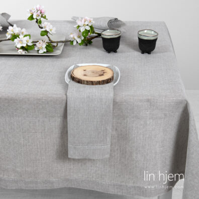 Linduk i lys grå farge, hullmønstret.