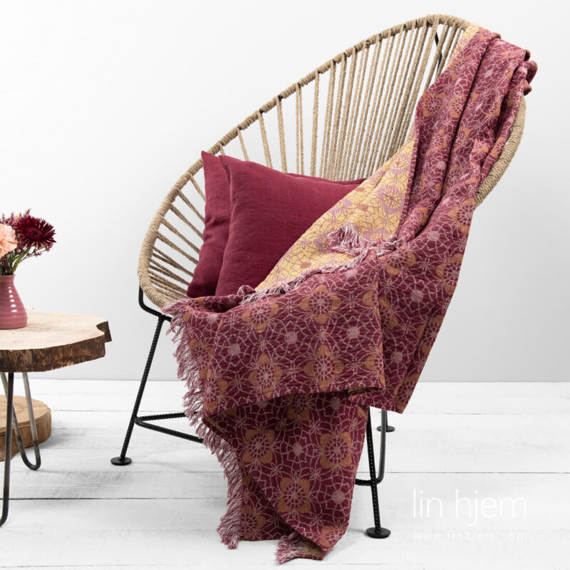 Blomster m&oslash;nstret linpledd i r&oslash;d og gul farge.