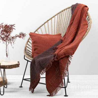 Tosidig rødt linpledd med frynser.