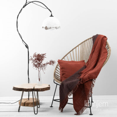 Rødt tosidig linpledd med frynser.