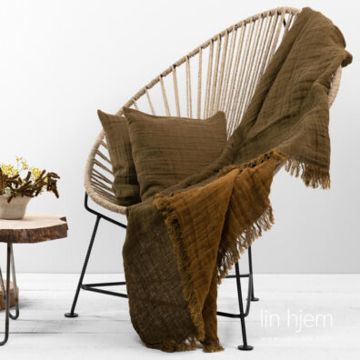 Tosidig brunt linpledd med frynser.