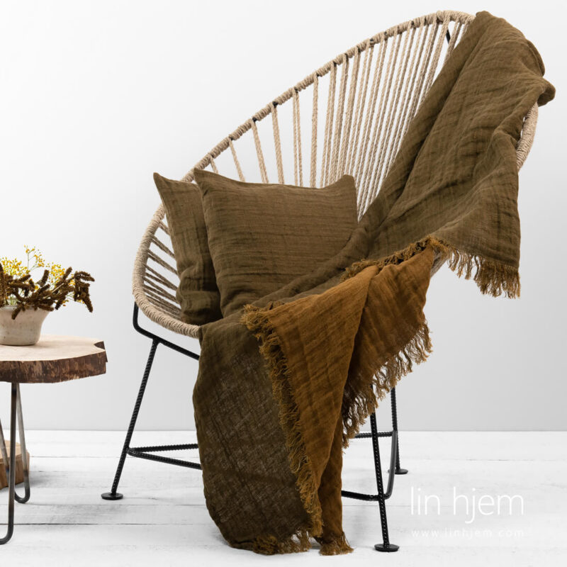 Tosidig brunt linpledd med frynser.
