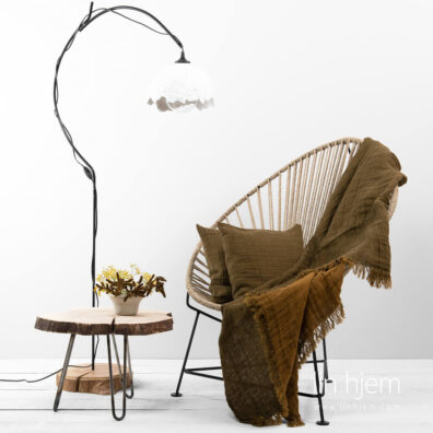 Brunt tosidig linpledd med frynser.