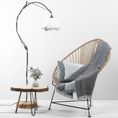 Grått linpledd med frynser, tosidig.