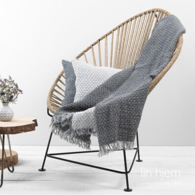 Tosidig grått linpledd med frynser.