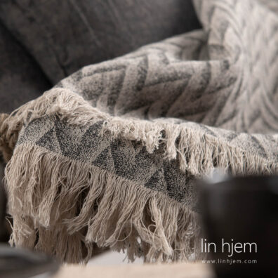 Sikksakk mønstret pledd i grå farge, halvlin.