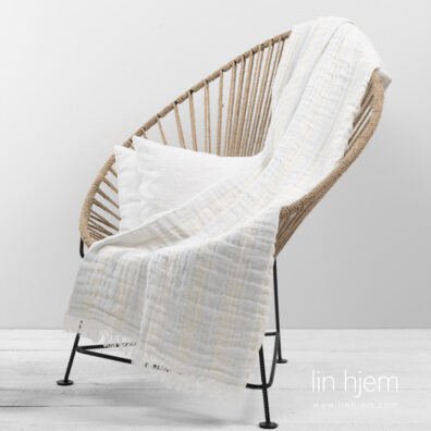 Halvlin pledd med lyseblå striper.