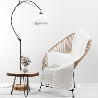 Halvlin pledd med blåaktige striper.