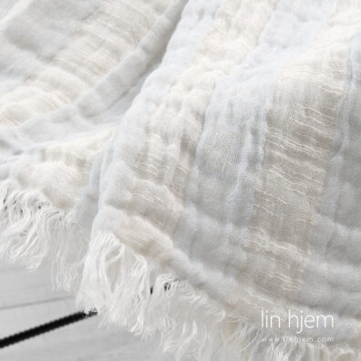 Stripete halvlin pledd.