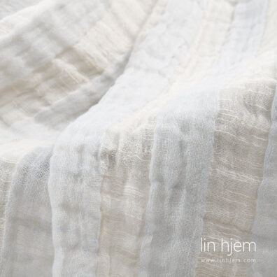 Halvlin pledd med blå striper.