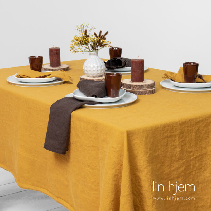 Gul duk i vasket lin.