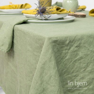 Grønnaktig duk i vasket lin.