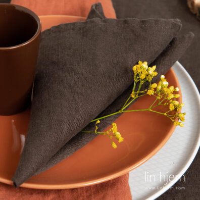 Vasket linserviet, i mørk brun farge.