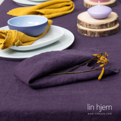Serviett i lilla farge, vasket lin.
