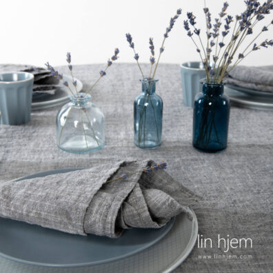 Lin-bomull vasket serviett i mørk grå farge.