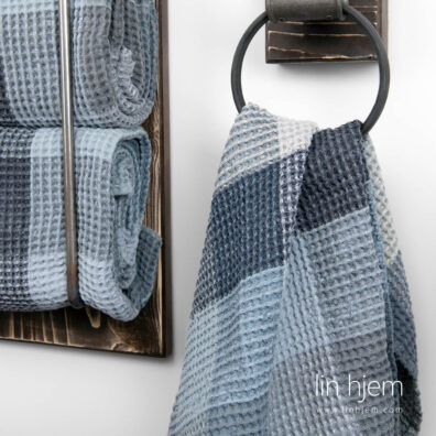 Håndkle i halvlin, blå og grå ruter.