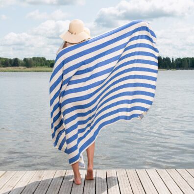 PALERMO strandhåndkle med brede melkehvite og lyseblå striper, spesielt vasket som gjør det ekstremt mykt og skånsomt