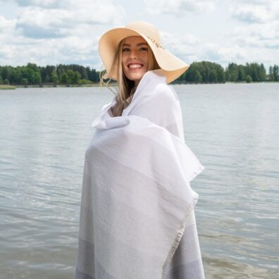 Halvlin strandhåndkle i grå brede striper spesielt vasket som gjør det ekstremt mykt og skånsomt