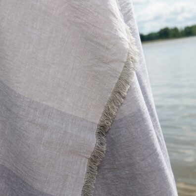 Halvlin strandhåndkle i grå brede striper med frynser