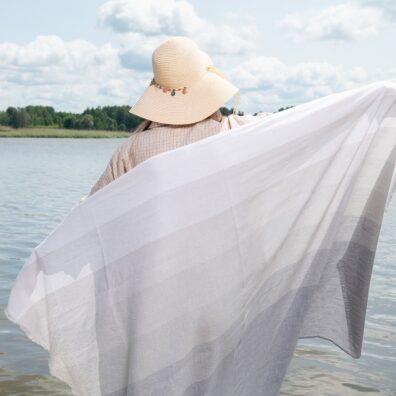 Halvlin strandhåndkle i grå brede striper