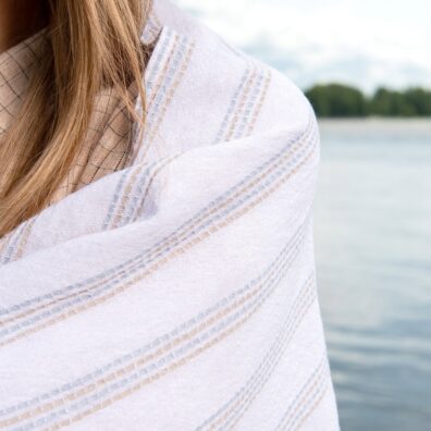 Hvit halvlin strandhåndkle med grønnaktig grå striper og 2cm frynser på kortsidene