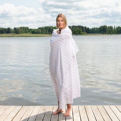 Hvit halvlin strandhåndkle i grå striper