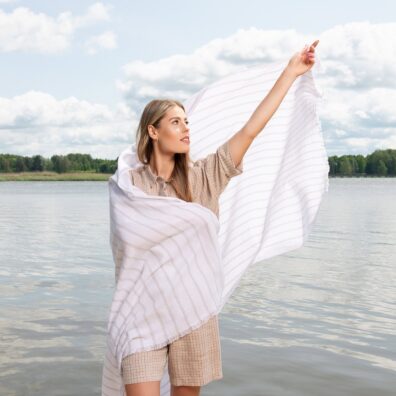 Hvit halvlin strandhåndkle i grå tynne striper med 2cm frynser på kortsidene