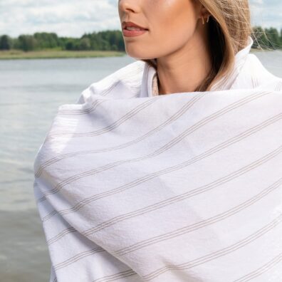 Hvit halvlin strandhåndkle i grå tynne striper