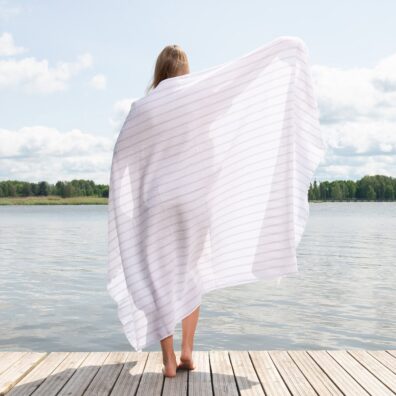 Hvit halvlin strandhåndkle i grå tynne striper spesielt vasket som gjør det ekstremt mykt og skånsomt