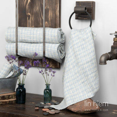 Gulaktig linhåndkle i blå ruter.