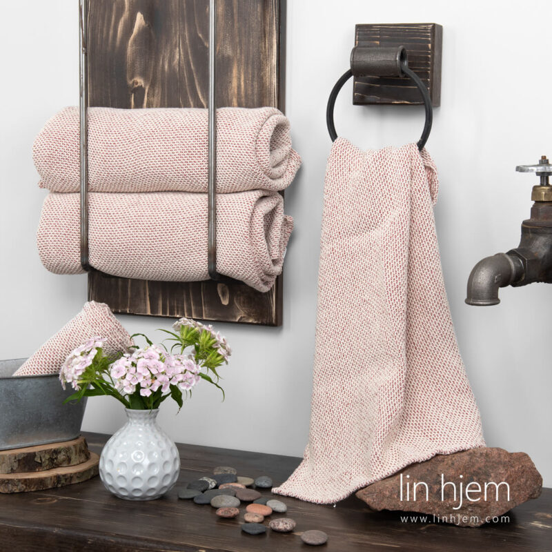 M&oslash;nstret halvlin h&aring;ndkle i hvit-r&oslash;d farge.