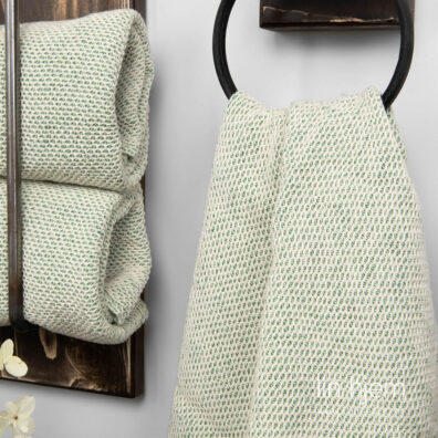 Halvlin grønt håndkle i grønn farge.