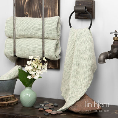 Mønstret grønt håndkle i halvlin.