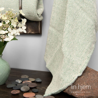 Grønt halvlin håndkle, mønstret.