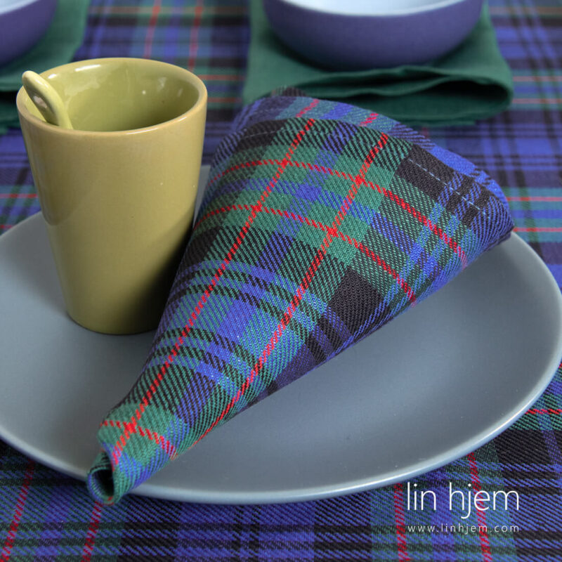 Halvlin serviett i bl&aring;/gr&oslash;nne ruter.