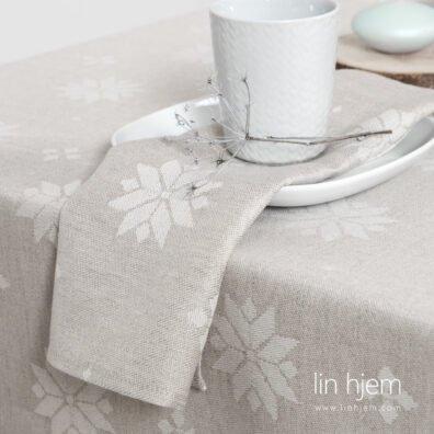 Halvlin lysegrå serviett med stjerner.