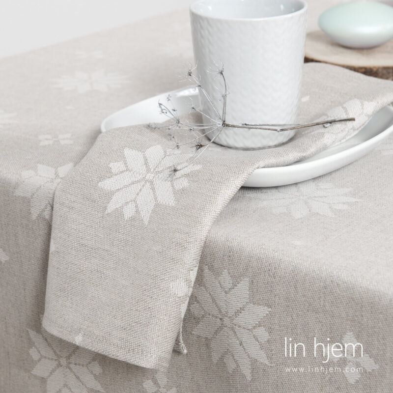 Halvlin lysegr&aring; serviett med stjerner.